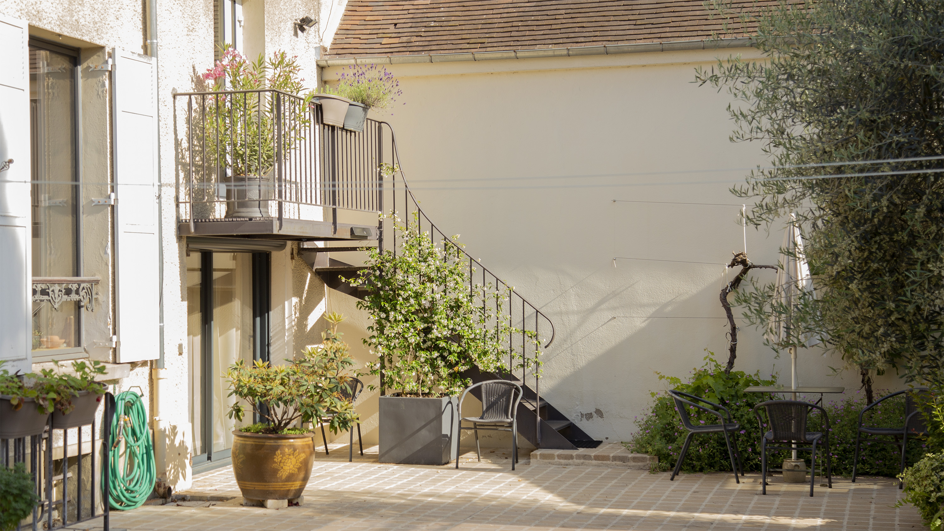 La cour ensoleillée