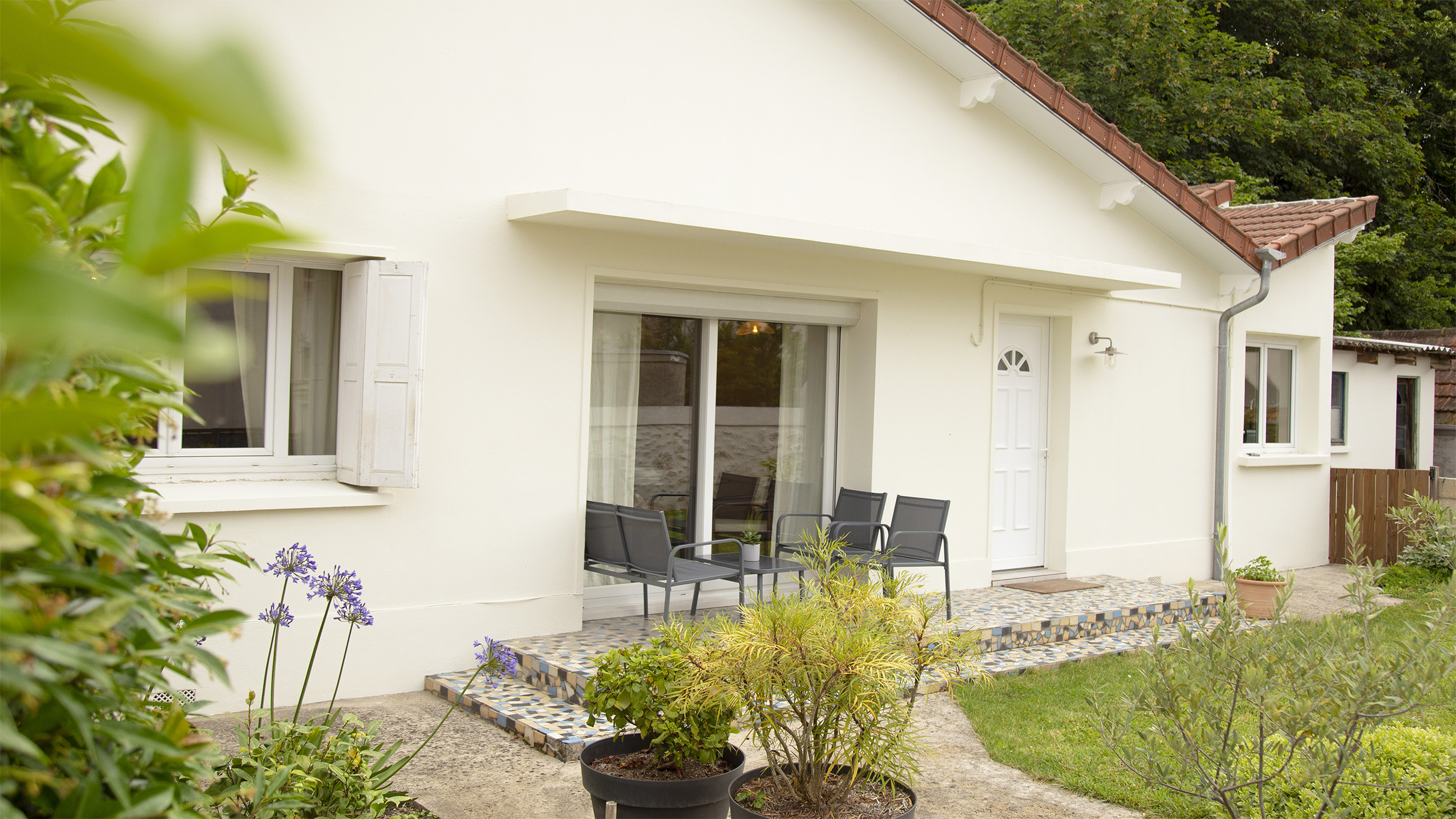 Le Petit Fanost — façade et jardin